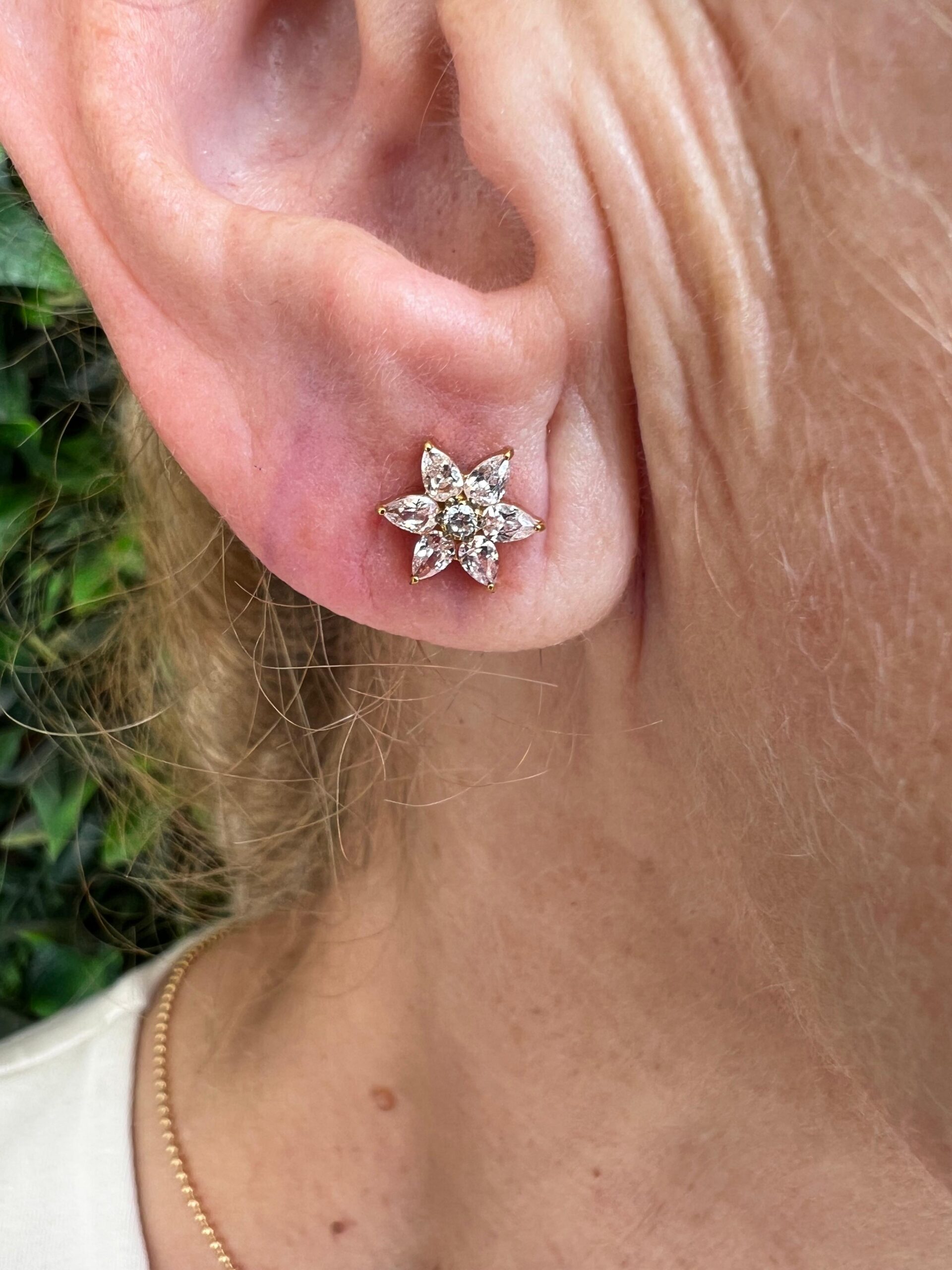 Flor 6 pétalos y centro (oro pvd) - Imagen 3