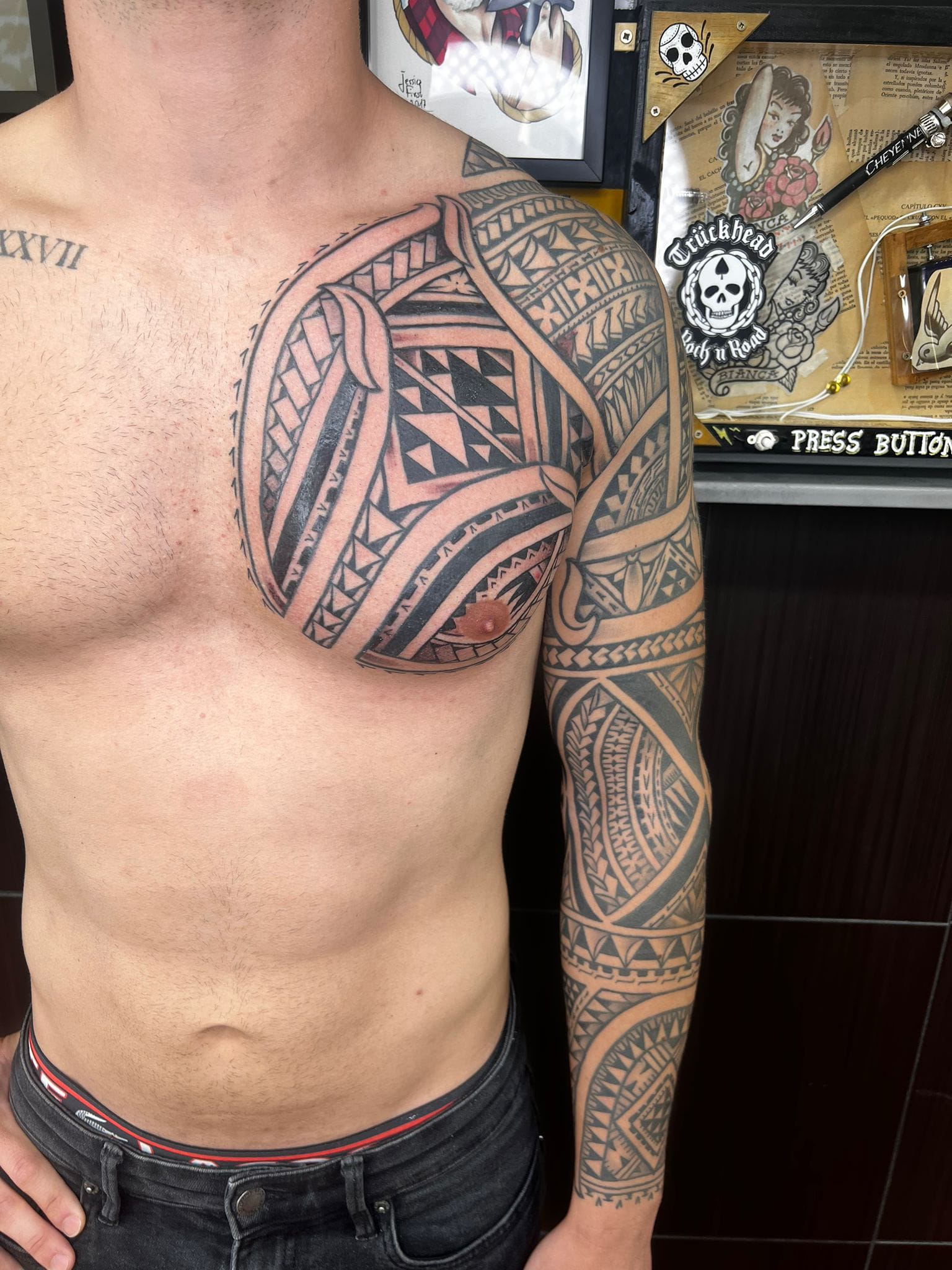 Tatuaje polinesio personalizado en pecho hombro y brazo