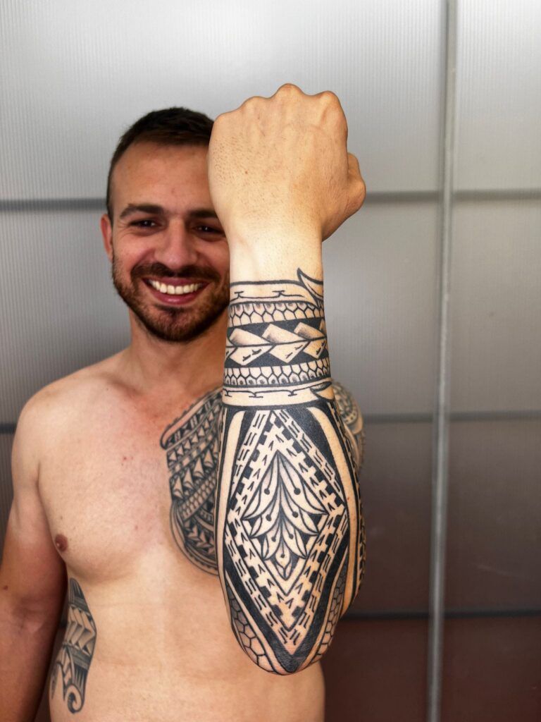 Tatuaje maorí en antebrazo realizado por Pablo Patán