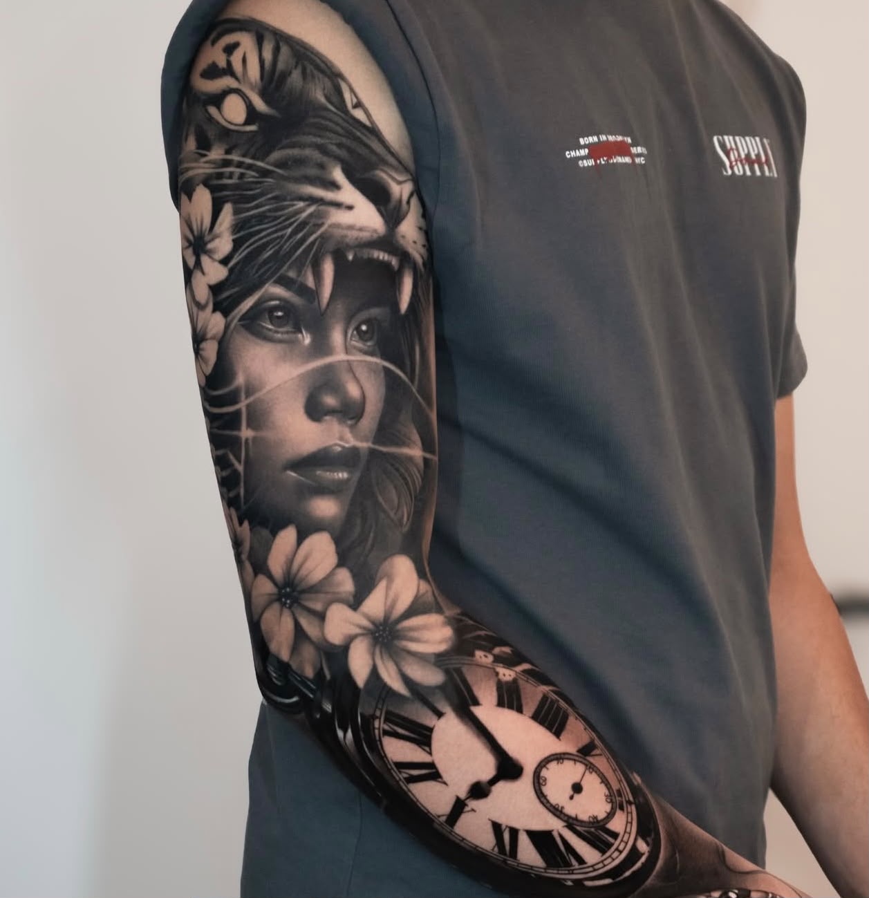 Tatuaje Black and Grey realizado por Beyker López