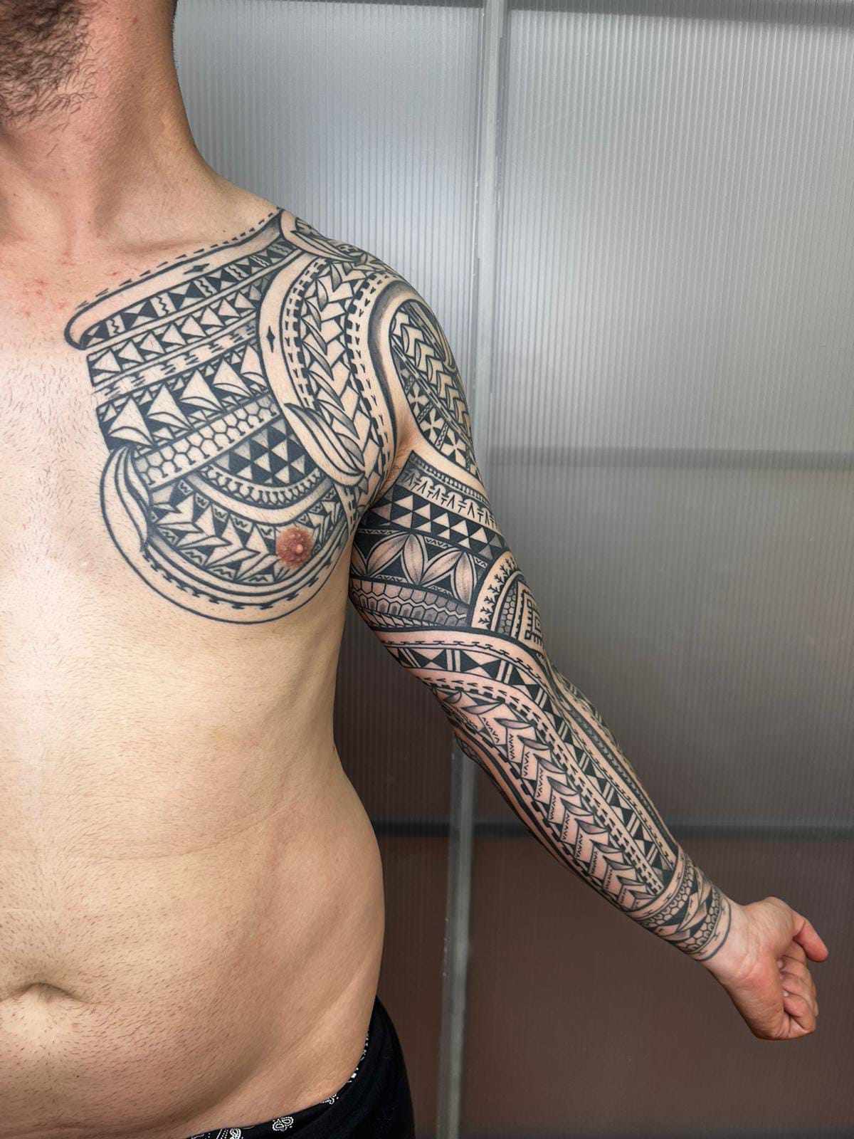 Tatuaje maorí de brazo completo, hombro y pecho realizado por Pablo Patán