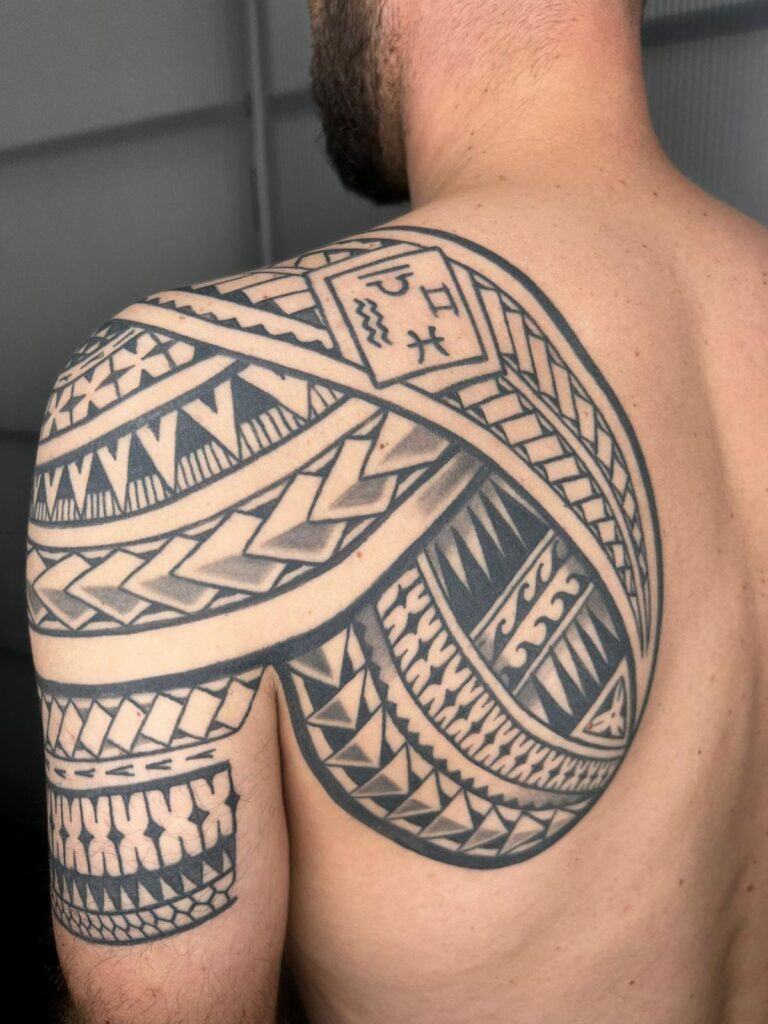 Tatuaje maorí visto desde la espalda y el hombro en Patán Tattoo Jerez