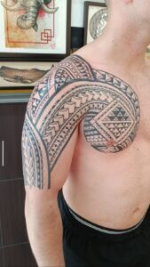 Tatuaje maorí de hombro y brazo realizado por Pablo Patán
