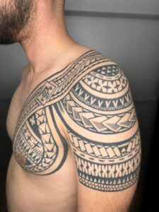 Tatuaje maorí en hombro y brazo realizado en Patán Tattoo Jerez